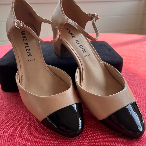 Anne Klein Women's Nude/Beige/Tan Heels with Black Cap Toe. Size 7.5 - Picture 1 of 12